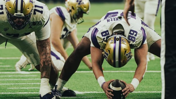 Jaden Green prepares to snap the ball for a kick attempt in the CFP championship game.